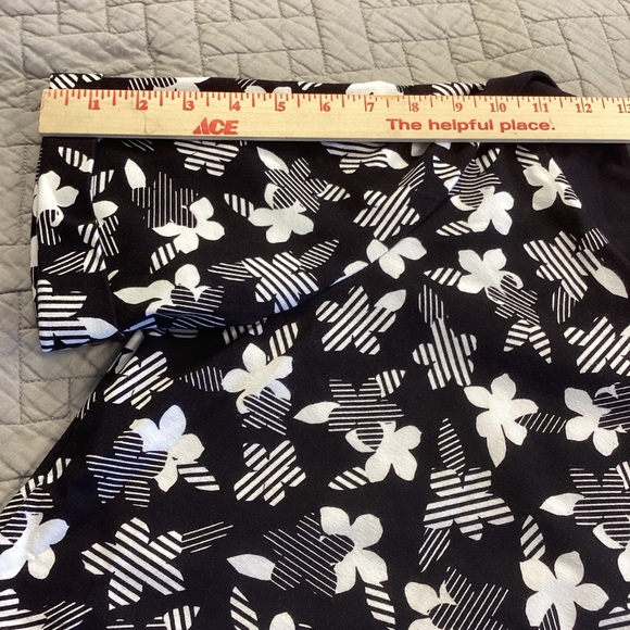 Karen Scott Black and White floral Patterned Blouse - Picture 8 of 12